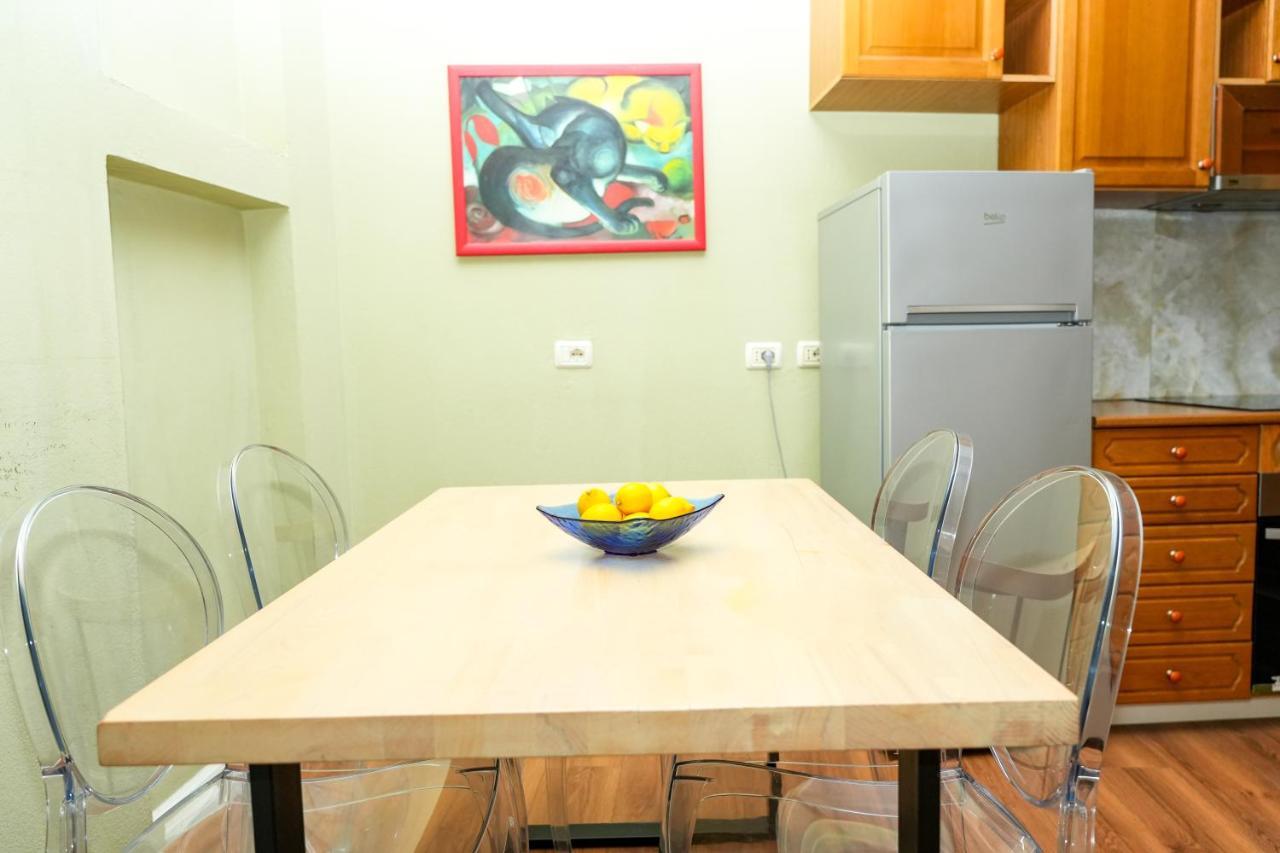 Cozy Apartment In The Heart Of Tirana ! Luaran gambar