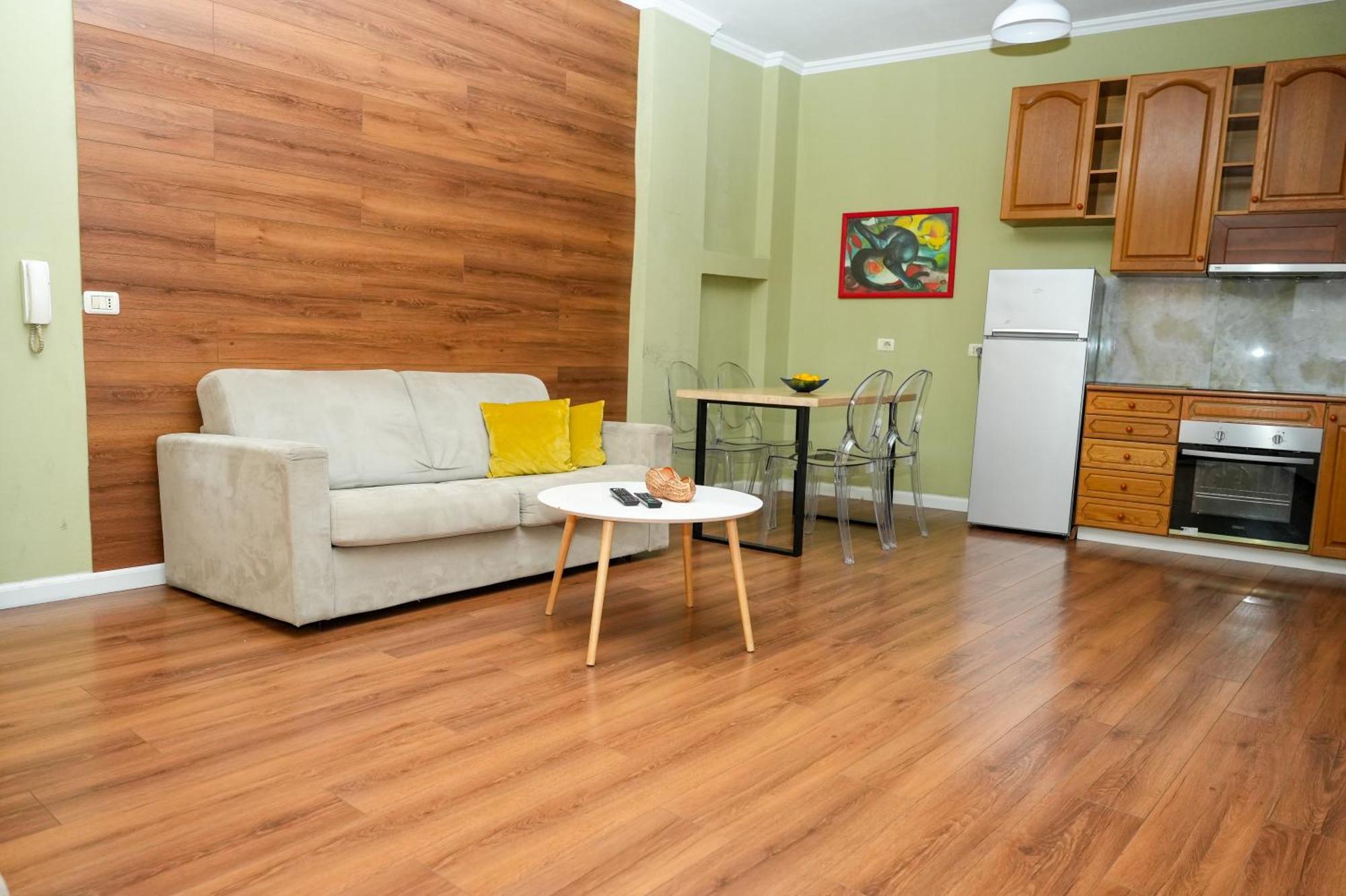 Cozy Apartment In The Heart Of Tirana ! Luaran gambar